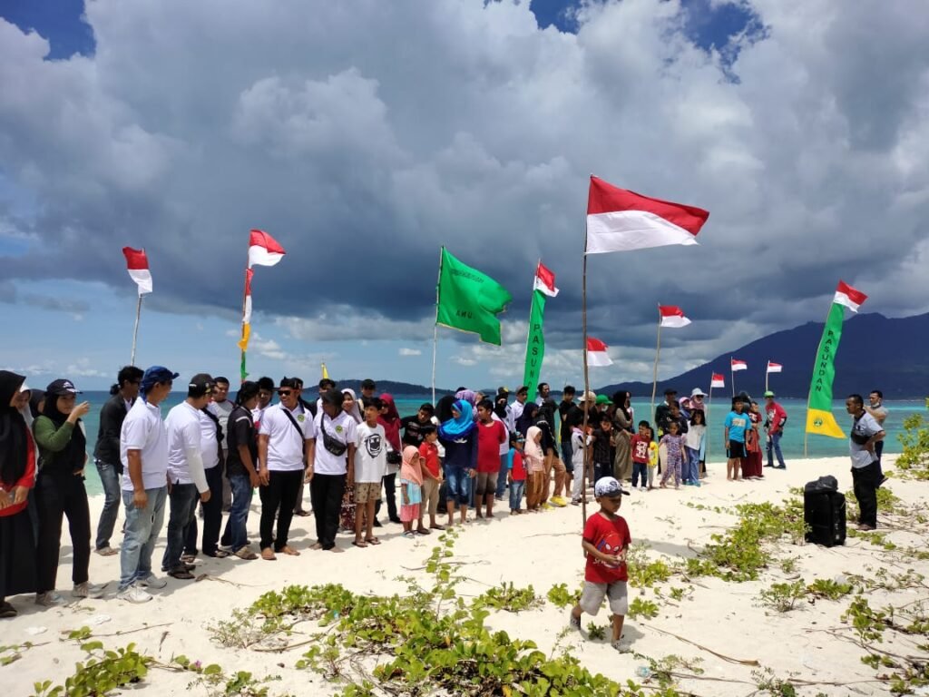 IKBB dan Paguyuban Pasundan Kibarkan Bendera Merah Putih Di Pulau Senua Natuna