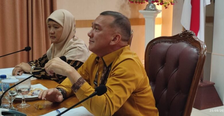 Rodhial Huda, Saat Memimpin Rapat Persiapan Bazar Pasar Murah di Ruang Rapat Kantor Bupati Natuna