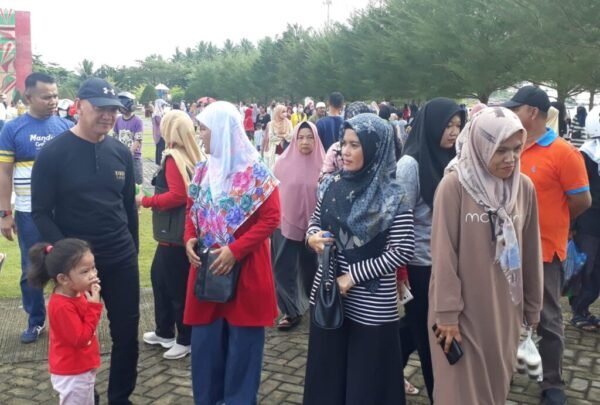 Wakil Bupati Natuna Rodhial Huda, Ikut Memeriahkan Bazar Pangan Murah di Pantai Piwang Kabupaten Natuna Minggu Pagi