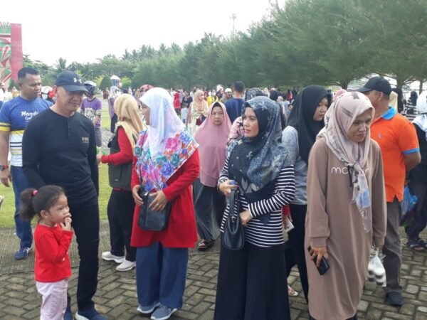 Wakil Bupati Natuna Rodhial Huda, Ikut Memeriahkan Bazar Pangan Murah di Pantai Piwang Kabupaten Natuna Minggu Pagi