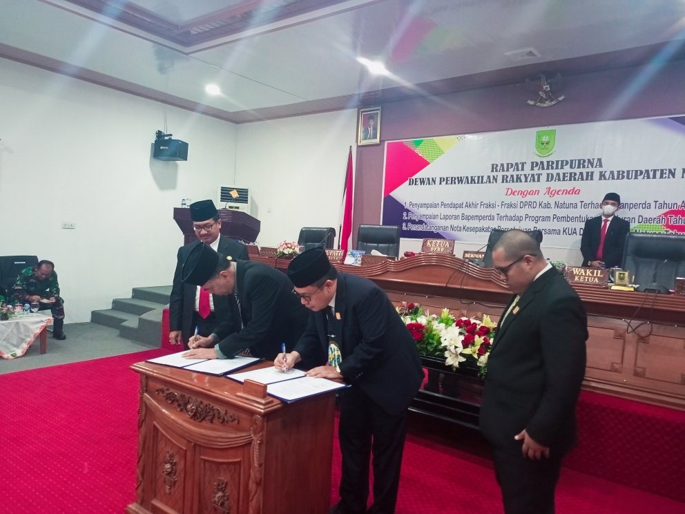 Penandatanganan Nota Kesepahaman Oleh Bupati Natuna, Ketua DPRD Natuna dan Wakil Ketua I DPRD Natuna yang disaksikan oleh Sekretaris Daerah Kabupaten Natuna 