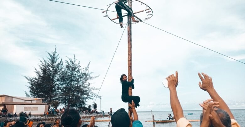 Peserta Putri Panjat Pinang yang Berhasil Menang