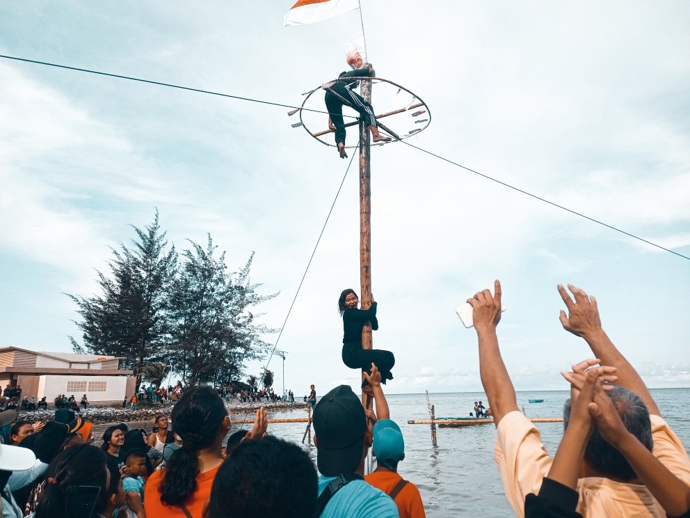 Peserta Putri Panjat Pinang yang Berhasil Menang