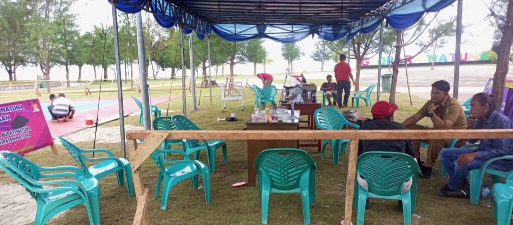 Terlihat Foto Anggita DPRD Natuna Dari Hanura Junaidi Beserta Panitia Sedang Melaksanakan Persiapan Arena Turnamen Piala Bupati Natuna di Pantai Piwang