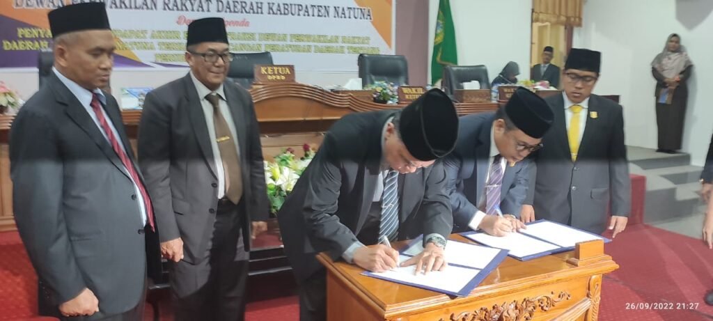 Bupati Natuna Menandatangani RAPBD-P Natuna 2022 di Ruang Paripurna DPRD
