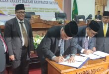 Bupati Natuna Menandatangani RAPBD-P Natuna 2022 di Ruang Paripurna DPRD