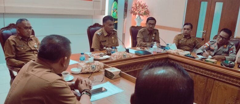 Bupati Natuna Wan Siswandi Pimpin Tapat Jelang Hari Puncak HUT Kabupaten Natuna ke-23 di Ruang Rapat Lantai 2 Kantor Bupati Natuna