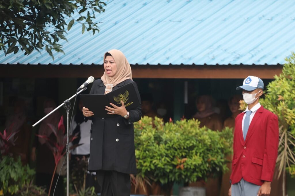 Hj. Dewi Kumalasari Jadi Pembina Upacara di SMA N 1 Bintan Utara