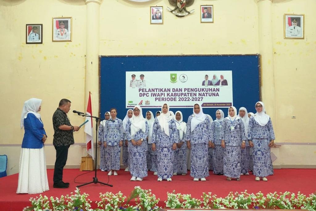 Asisten II Secara Resmi Kukuhkan Pengurus DPC IWAPI Kabupaten Natuna Periode 2022-2027