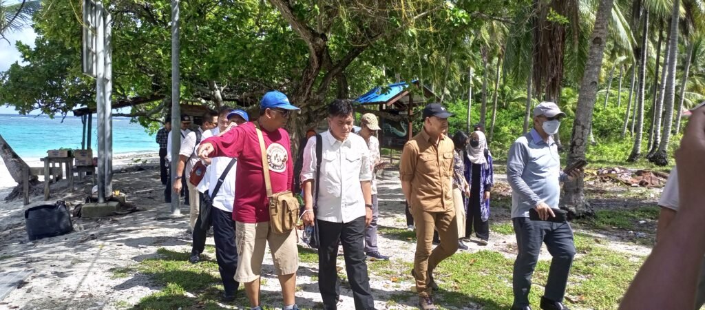 Direktur Utama PT DI, Gita Amperiawan Bersama Wakil Bupati, Rodhial Huda Saat Meninjau Lokasi Waterbase Airport di Pulau Senoa 