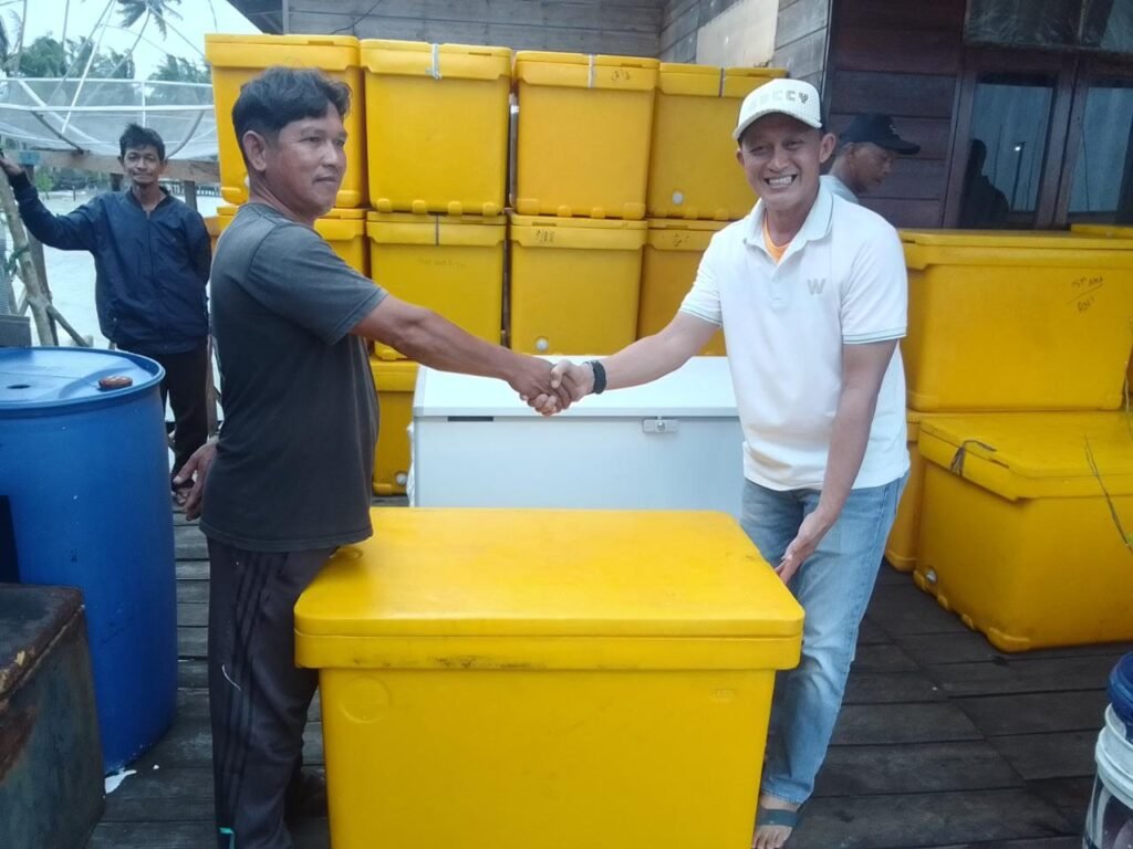 Eri Marka, Serahkan Bantuan Colbox Aspirasi Anggota DPRD Provinsi Kepada Nelayan Teluk Baruk