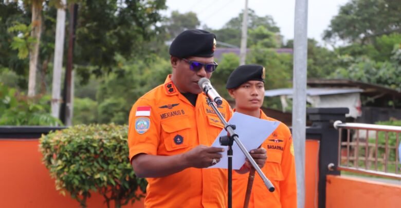 Kepala Basarnas Natuna Saat Memimpin Upacara Memperingati Hari Ibu dihalaman Kantor Basarnas Natuna Bandarsyah