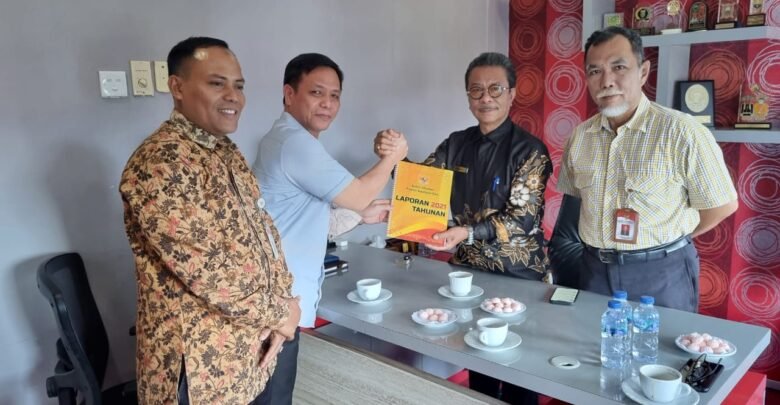 KI Kepri Serahkan LAKIP 2021 ke Ketua DPRD Kepri