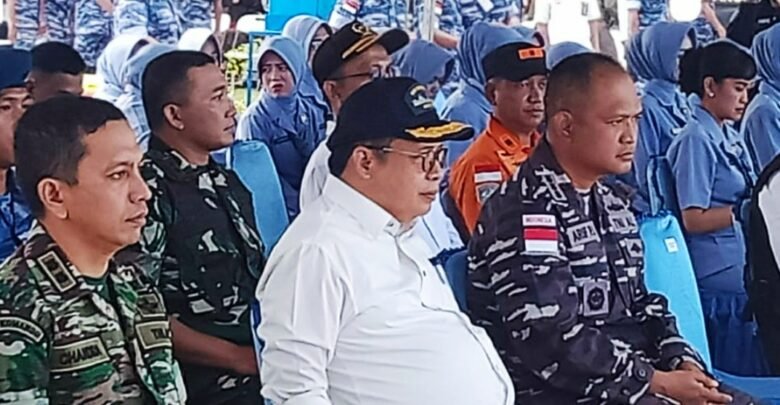 Ketua DPRD Natuna Daeng Amhar Hadiri Kegiatan Penanaman Mangrove di Pantai Pering