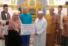 Wakili Presiden PKS Suryani Serahkan Langsung Bantuan Rp 100 Juta untuk Masjid Sultan Riau Penyengat