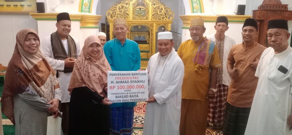 Wakili Presiden PKS Suryani Serahkan Langsung Bantuan Rp 100 Juta untuk Masjid Sultan Riau Penyengat