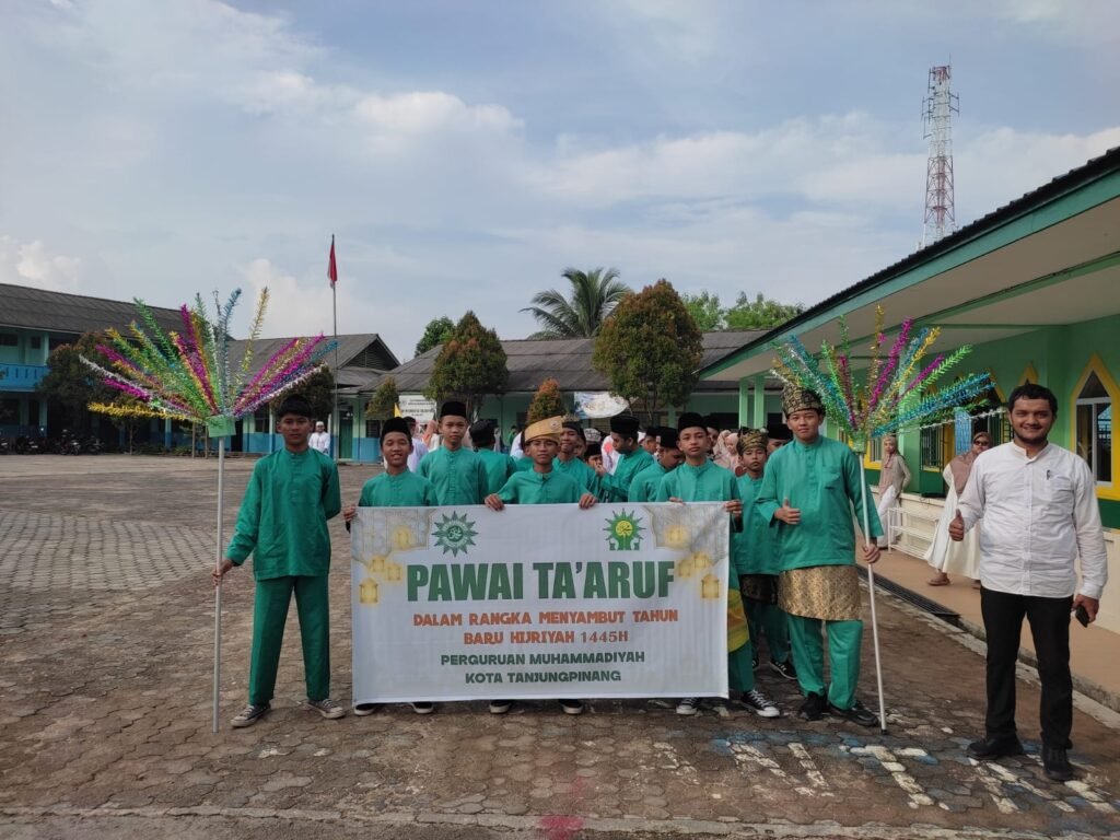 Sambut Muharram 1445 H, Perguruan Muhammadiyah Tanjungpinang Lakukan Pawai Ta’aruf