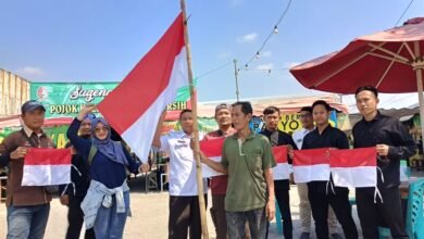 JMSI dan IPSI Bojonegoro Bagikan Ratusan Bendera Merah-putih