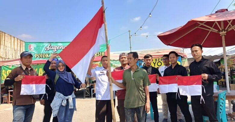 JMSI dan IPSI Bojonegoro Bagikan Ratusan Bendera Merah-putih