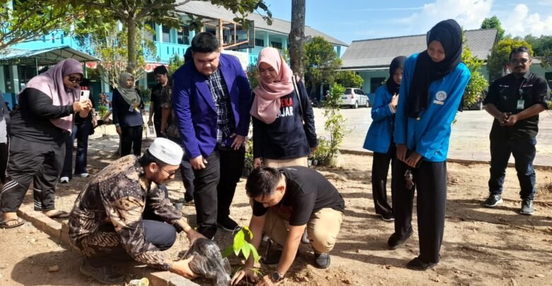 Usung Konsep Go Green, SMP Muhammadiyah Tanjungpinang Tanam Pohon di Lingkungan Sekolah