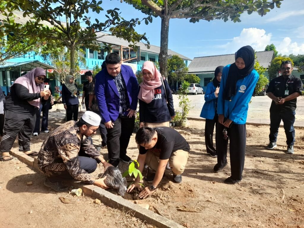 Usung Konsep Go Green, SMP Muhammadiyah Tanjungpinang Tanam Pohon di Lingkungan Sekolah