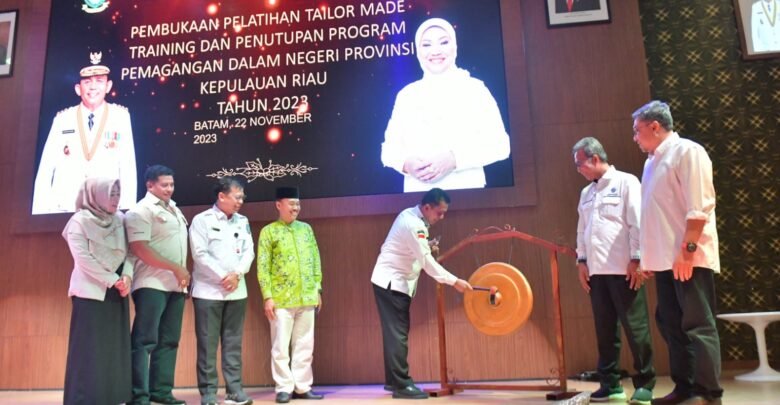 Gubernur Ansar Ahmad Buka Pelatihan Tailor Made Training dan Penutupan Pemagangan Tenaga Kerja 2023Gubernur Ansar Ahmad Buka Pelatihan Tailor Made Training dan Penutupan Pemagangan Tenaga Kerja 2023