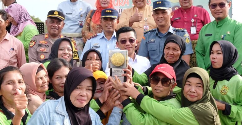 Suka Cita Petugas Kebersihan Sambut Kedatangan Piala Adipura Ke 17