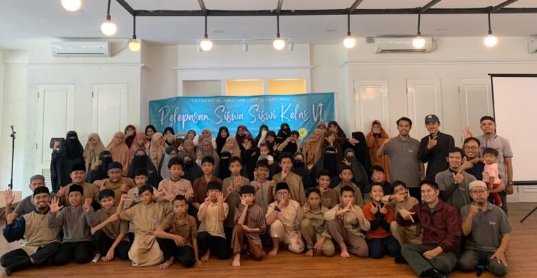 Foto Bersama Seluruh Siswa Kelas 6 beserta Guru SDIT Tunas Ilmu