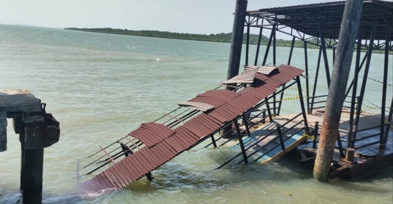 Ponton Apung Kecamatan Durai Ambruk