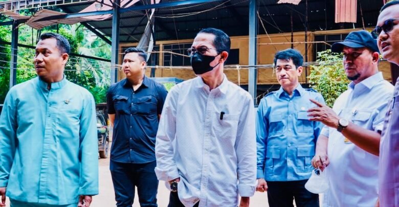 Amsakar Achmad Bersama Komisi III DPRD Kota Batam Tinjau Lokasi TPA Telaga Punggur