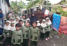 Yayasan Al-Abidin Krian Salurkan 150 Kantong Zakat Fitrah untuk Warga Sekitar