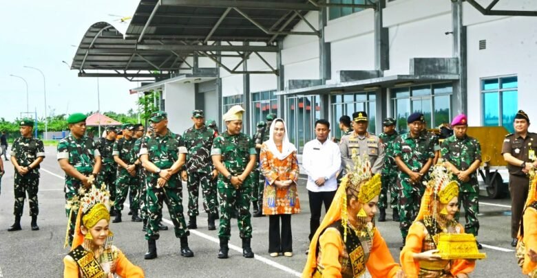 Bupati Natuna Cen Sui Lan Bersama Forkopimda Sambut Pangdam I/BB di Bandara RSA Natuna