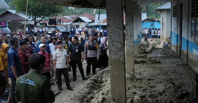 Kemendikdasmen Berikan Bantuan untuk Sekolah yang Terkena Dampak Banjir Bandang di Kab. Donggala