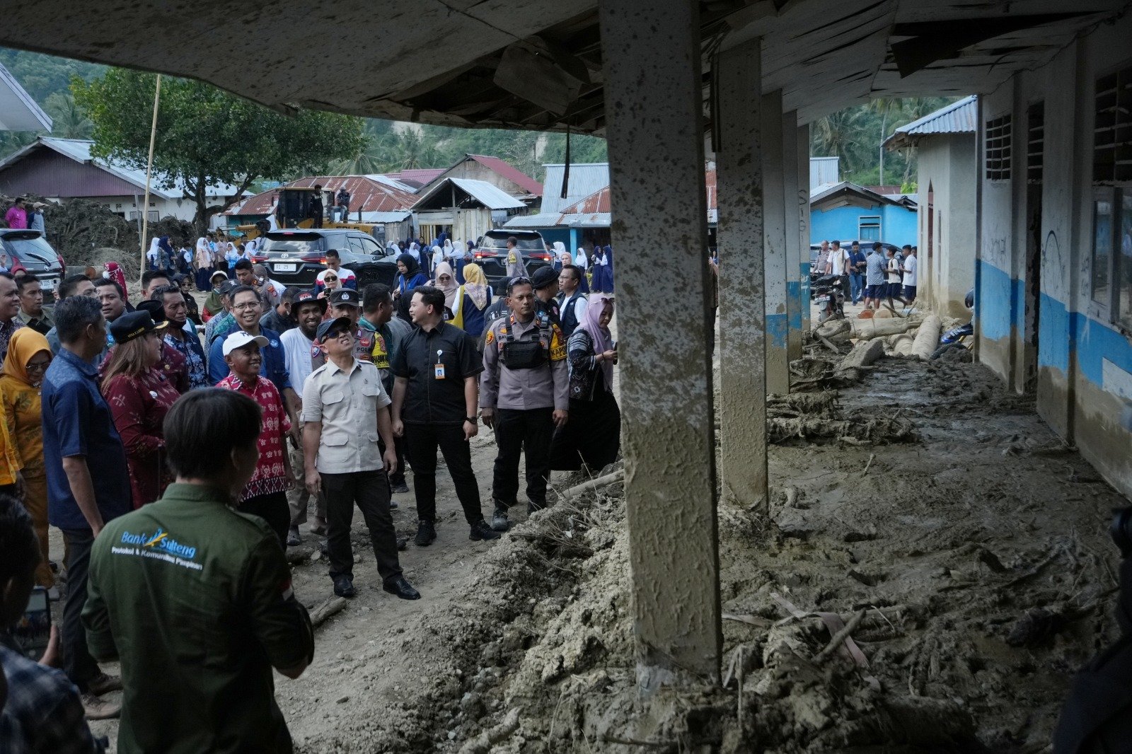 Kemendikdasmen Berikan Bantuan untuk Sekolah yang Terkena Dampak Banjir Bandang di Kab. Donggala