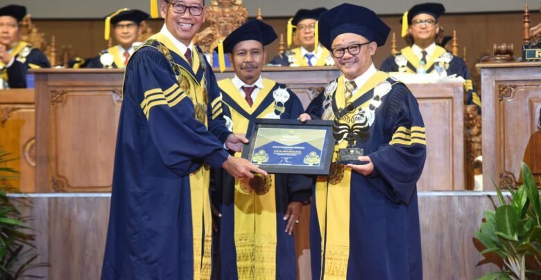 Mendikdasmen Terima Anugerah Konservasi 2025 Kategori Upakarti Dharmakarya Adhikarana dari UNNES