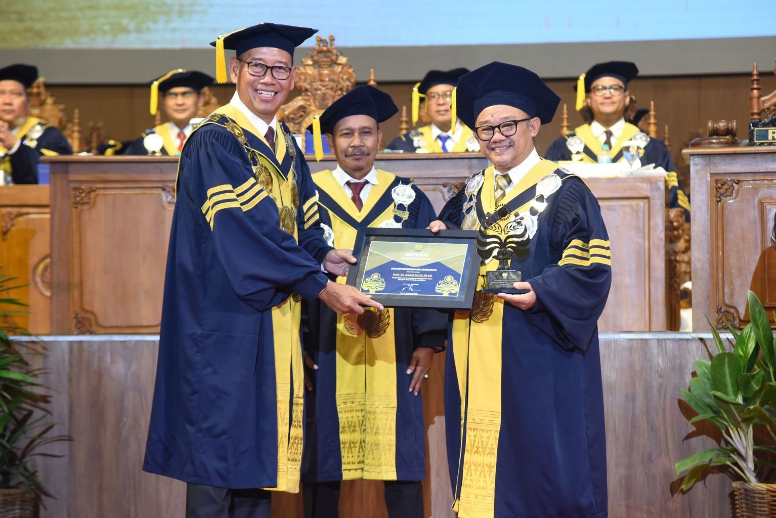 Mendikdasmen Terima Anugerah Konservasi 2025 Kategori Upakarti Dharmakarya Adhikarana dari UNNES