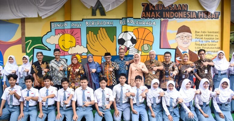 Mendikdasmen Tinjau Pelaksanaan Sistem Penerimaan Murid Baru (SPMB) di Jawa Tengah