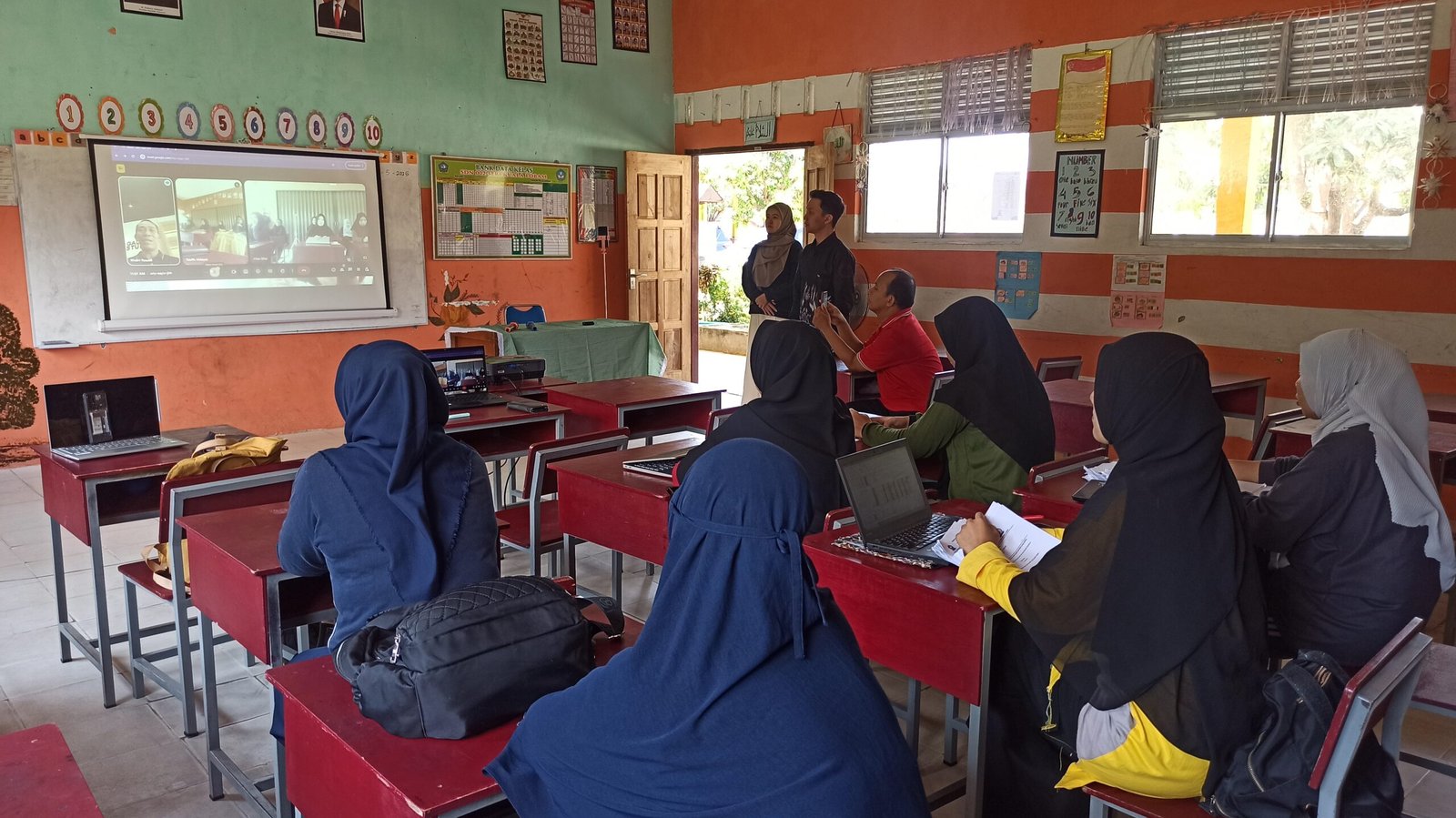 SDN 002 Seri Kuala Lobam Gelar Workshop Pengenalan Bahan Ajar Berbasis Deep Learning