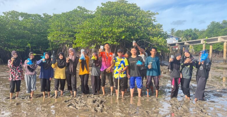 SMA N 13 Batam Gelar Aksi Restorasi Penanaman Pohon Mangrove