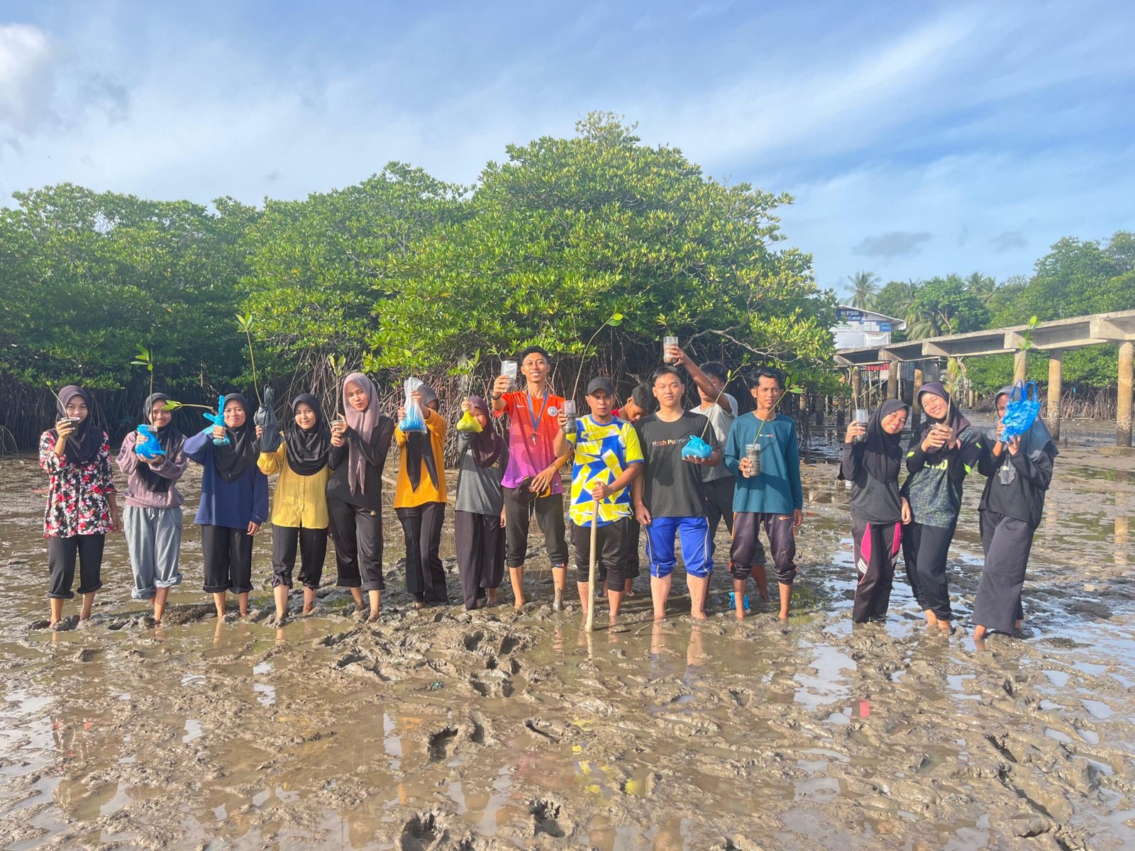 SMA N 13 Batam Gelar Aksi Restorasi Penanaman Pohon Mangrove