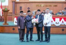 Wali Kota Tanjungpinang Lis Darmansyah Serahkan Ranperda LPP APBD T.A 2024 ke DPRD