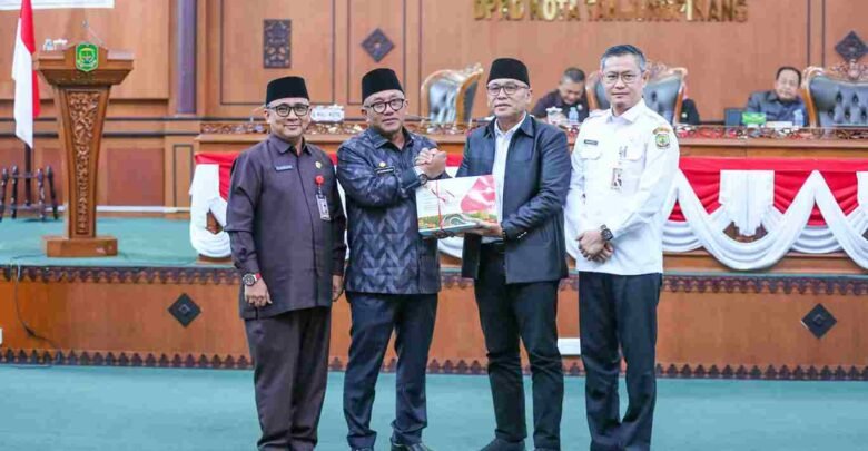 Wali Kota Tanjungpinang Lis Darmansyah Serahkan Ranperda LPP APBD T.A 2024 ke DPRD