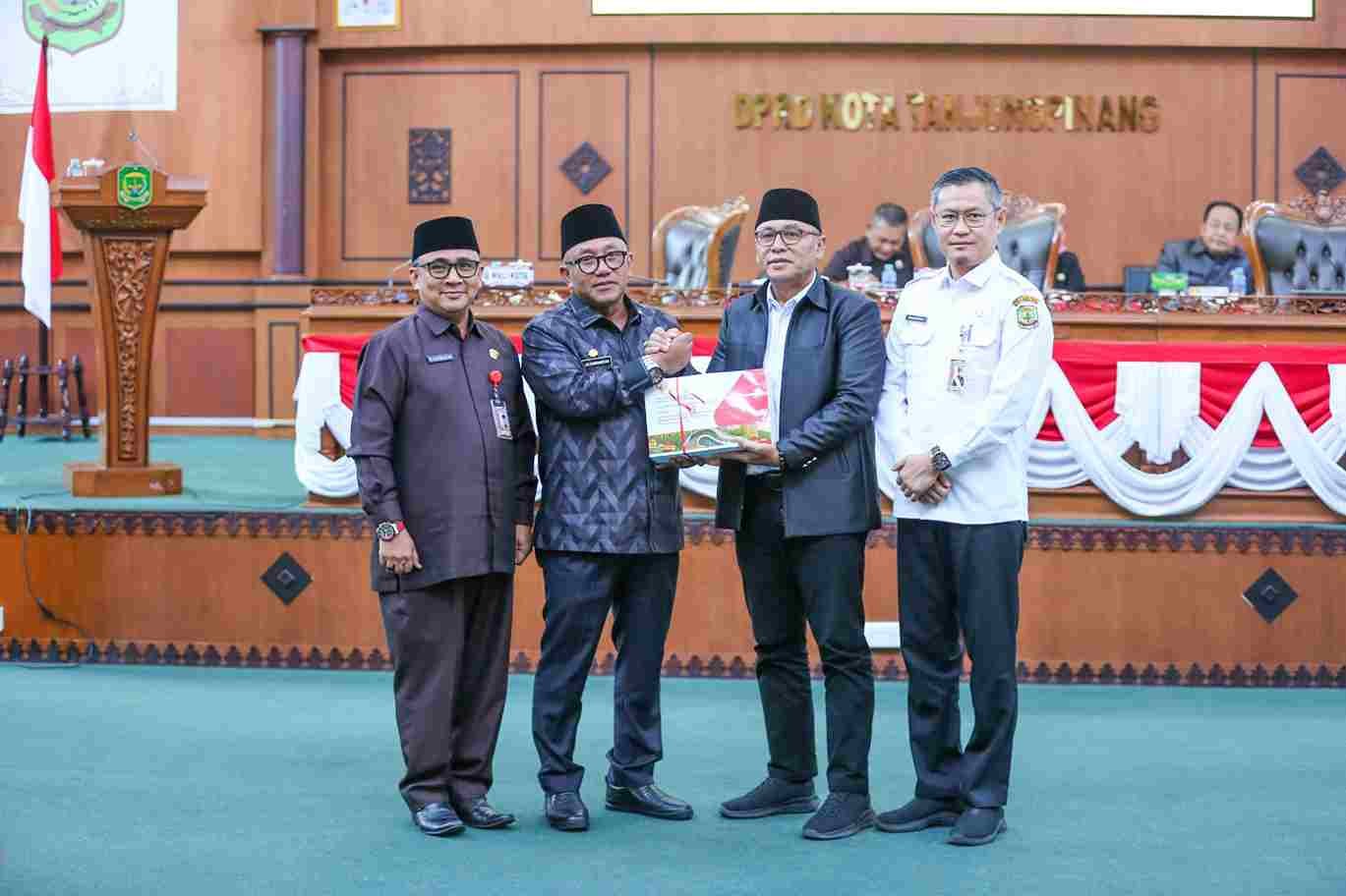 Wali Kota Tanjungpinang Lis Darmansyah Serahkan Ranperda LPP APBD T.A 2024 ke DPRD
