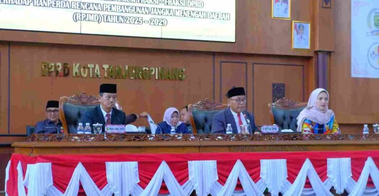 Wakil Wali Kota Tanjungpinang Raja Ariza Sampaikan Jawaban Pemerintah Atas Pandangan Fraksi DPRD