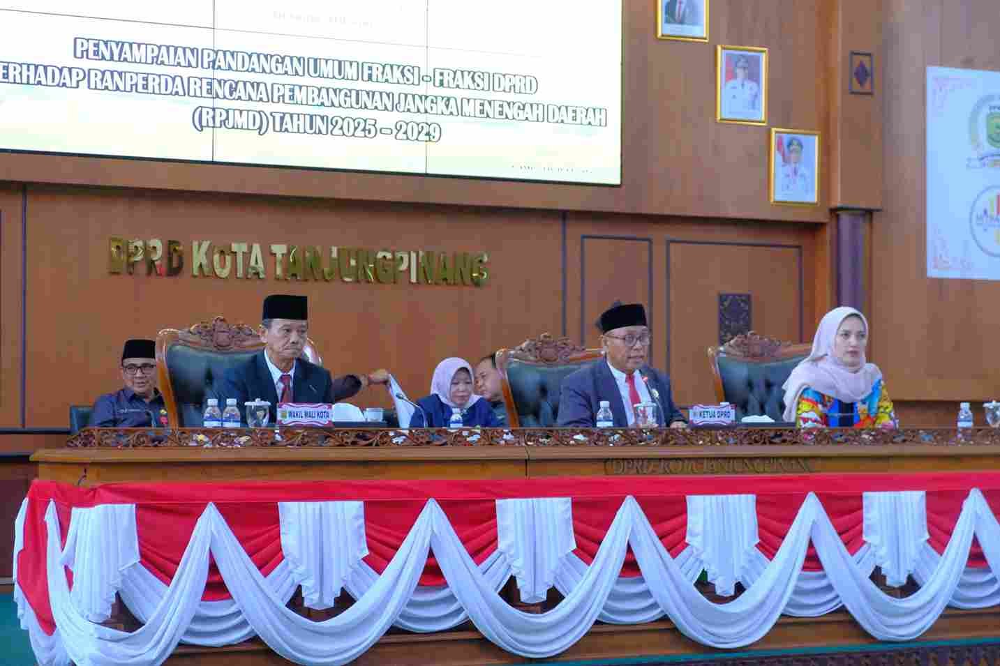 Wakil Wali Kota Tanjungpinang Raja Ariza Sampaikan Jawaban Pemerintah Atas Pandangan Fraksi DPRD