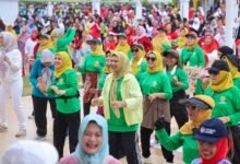 Ribuan Warga Ikuti Senam Sehat BKOW Kepri di Halaman Gedung Daerah Tanjungpinang