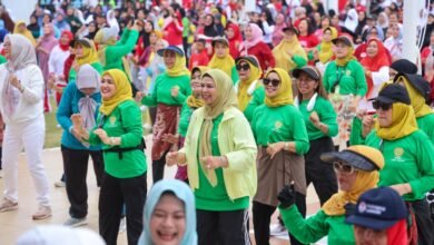 Ribuan Warga Ikuti Senam Sehat BKOW Kepri di Halaman Gedung Daerah Tanjungpinang