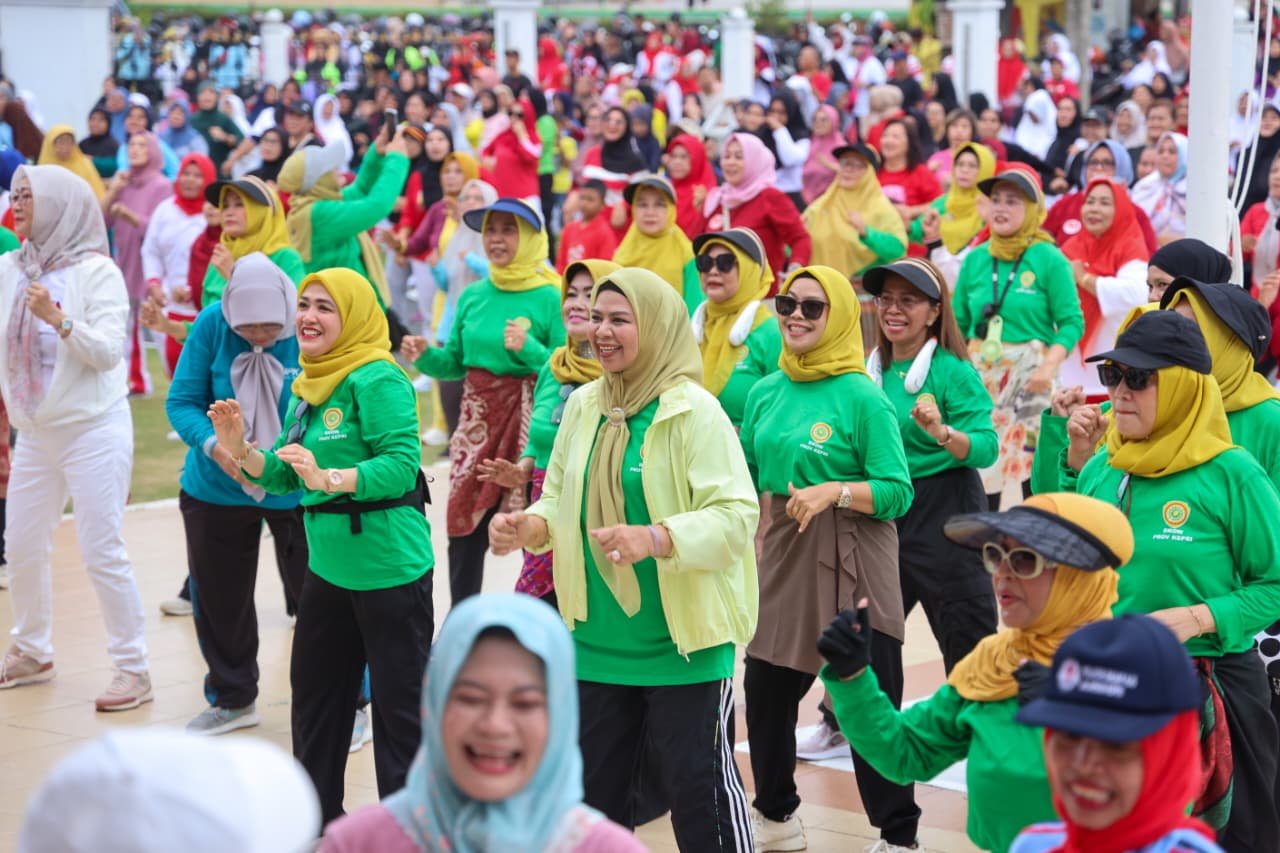 Ribuan Warga Ikuti Senam Sehat BKOW Kepri di Halaman Gedung Daerah Tanjungpinang