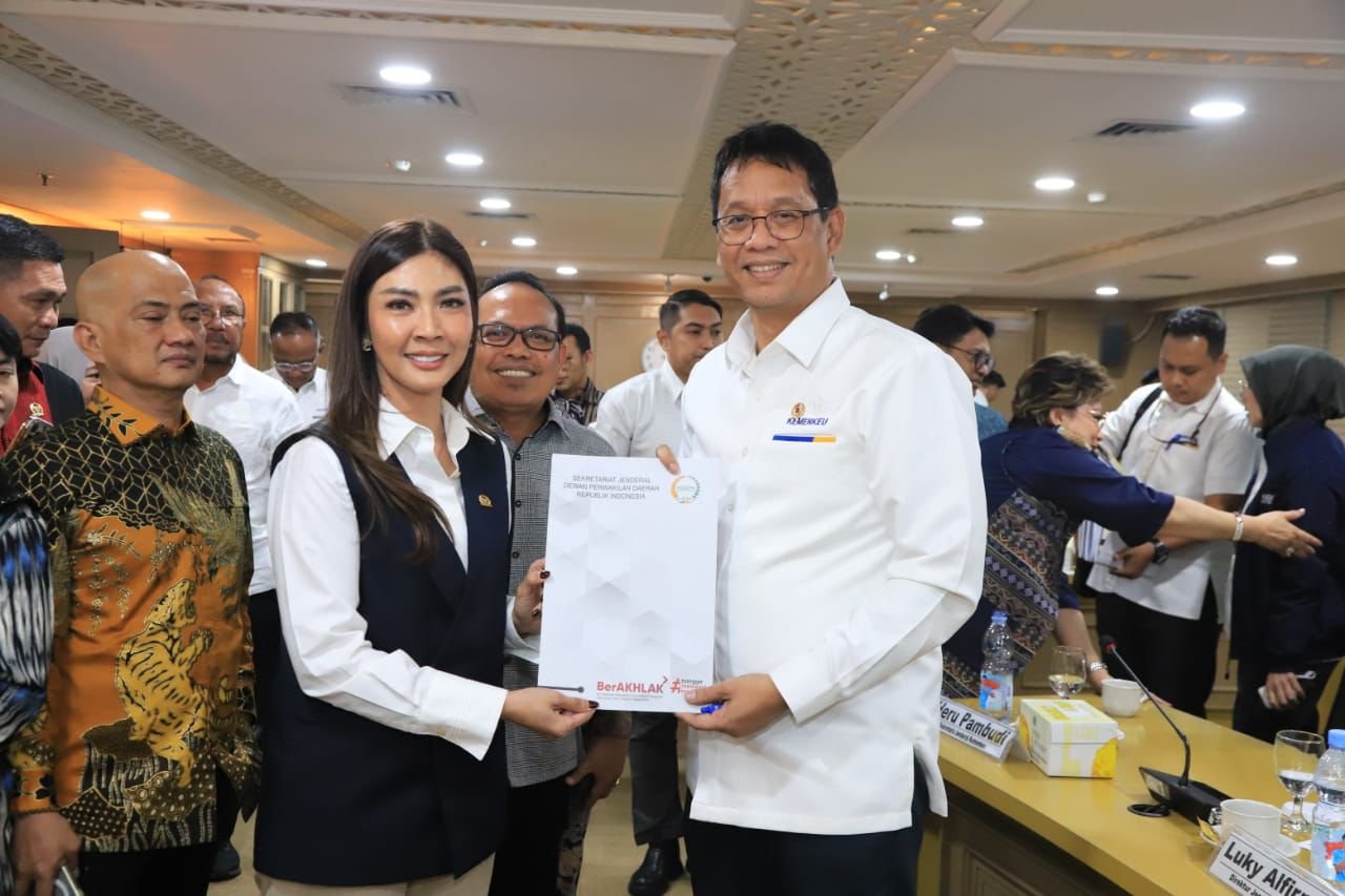 Senator Dwi Ajeng Sekar Respaty bersama Menkeu Purbaya