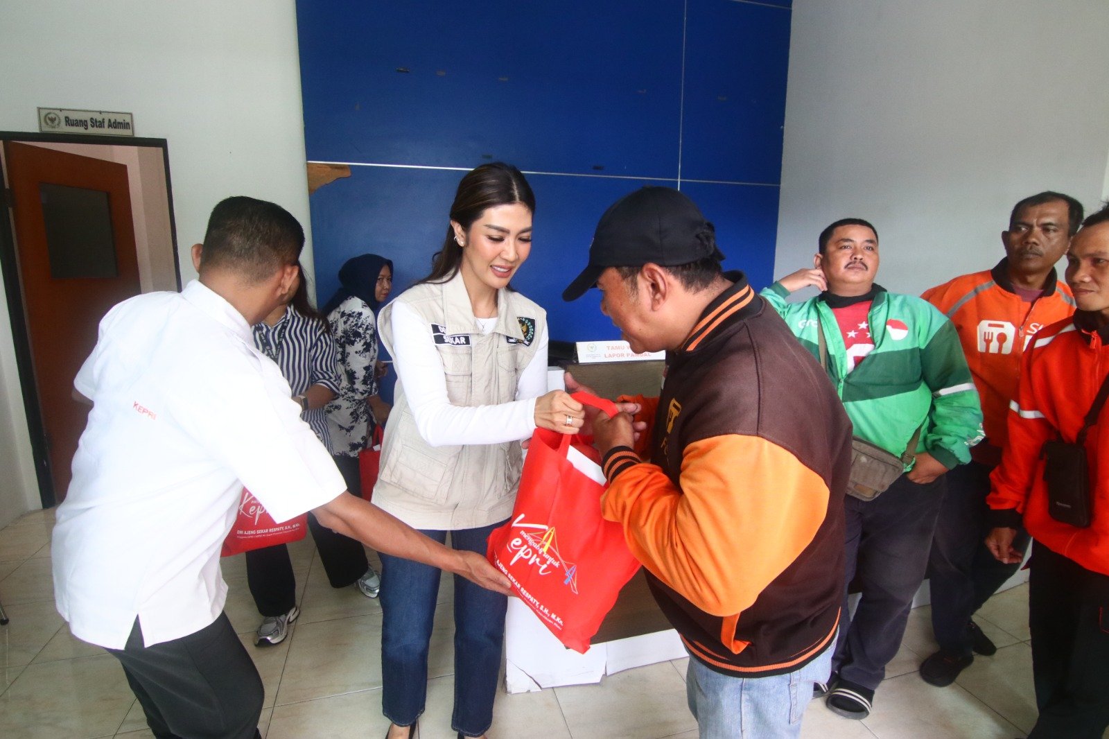 Dwi Ajeng Sekar Respaty Rangkul 100 Pengemudi Ojek Online di Bulan Ramadhan Perkuat Solidaritas dan Dukungan Bagi Pekerja Ekonomi Digital